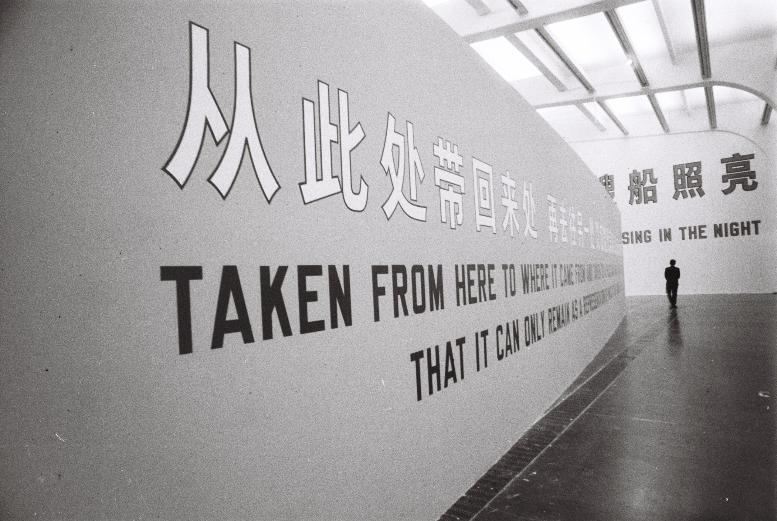 墙体倾塌而下 碎片积聚成垒
A  Barricade Formed of the Resultant Debris As a Wall Came Tumbling Down